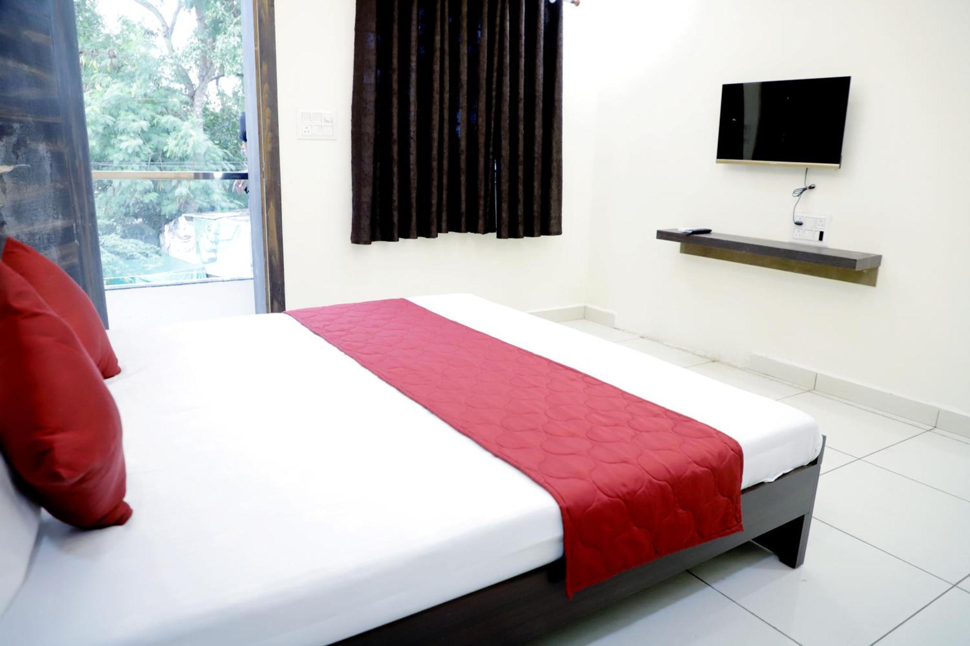 Hotel Jag Laxmi Palace Prime Location Main Road Near Mahakal Temple And Railway Station Ujjain Exterior foto
